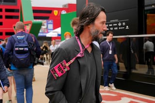 Actor Keanu Reeves recupera relojes que le robaron. Los encuentran en Chile y los entregan al FBI