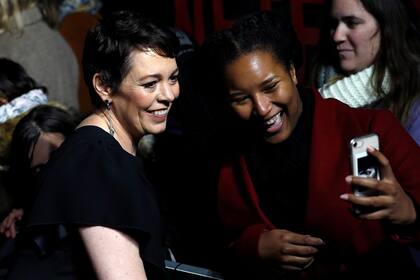 La ganadora del Oscar, Olivia Colman, disfruta de una de las presentaciones del inminente estreno de The Crown, cuya tercera temporada desembarca el domingo 17 en Netflix