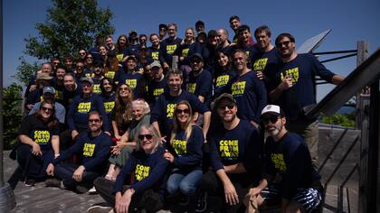Actores, músicos, equipo creativo y directivo de la versión argentina del musical en la falla de Dover