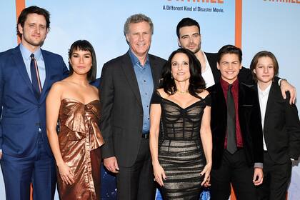 El elenco completo de Downhill: Zach Woods, Zoe Chao, Will Ferrell, Julia Louis-Dreyfus, Giulio Berruti, Ammon Jacob Ford y Julian Grey 