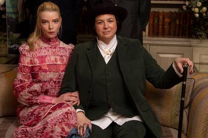 La actriz Anya Taylor-Joy y la directora Autumn De Wilde presentan con una imagen la nueva adaptación de la novela Emma de Jane Austen