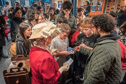 Actrices caracterizadas dan la bienvenida, muchos espectadores vieron el espectáculo más de una vez