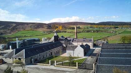 Actual vista de la destilería Brora, tras su reinaguración en 2021 luego de tres años de restauración