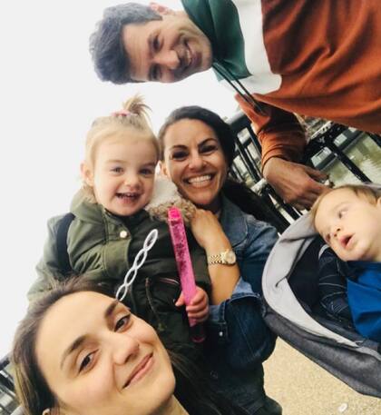Actualmente Andrea está casada y tiene dos hijos; Hollie convive regularmente con la familia
