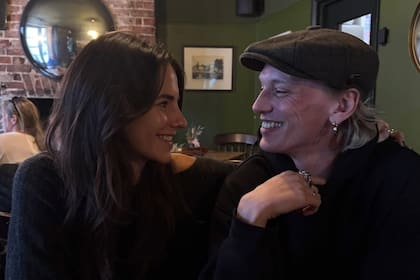 Actualmente, el británico está en pareja con la influencer Elena Setareh Taber (Foto: Instagram @elenataber)