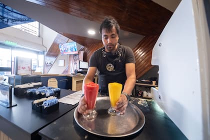 Actualmente, el café cuenta con siete mozos: todos son personas sordas