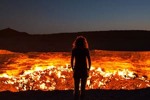 "La Puerta al Infierno": el cráter que arde hace 50 años y nadie pudo apagar