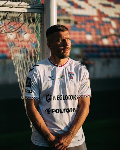 Actualmente, el delantero se desarrolla en el club polaco Górnik Zabrze. Foto/Instagram: @lukaspodolski