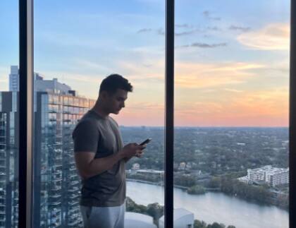 Actualmente, el joven tiene ganancias anuales de seis millones de dólares