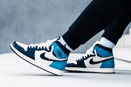 Actualmente, el joven usa zapatillas realizadas especialmente para él, por una ortopedia; sus padres llegaron a pagar U$S1500 por un par