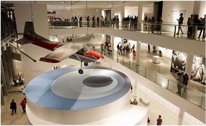 Actualmente, el pequeño avión Cessna 185, en el que Miguel Fitzgerald logró llegar a las Islas, pende del techo del Museo Malvinas e Islas del Atlántico Sur.