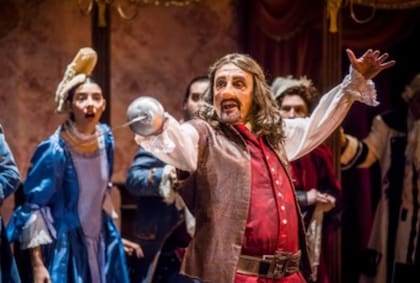Actualmente, en el Teatro Alvear se repuso Cyrano de Bergerac, la obra que hizo temporada en el Tronador de Mar del Plata