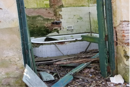 Actualmente, está totalmente destruido y abandonado