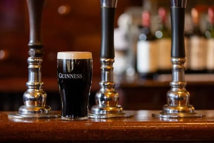 Actualmente, Guinness una cerveza aclamada internacionalmente, de la que se consumen a diario unos 10 millones de vasos.