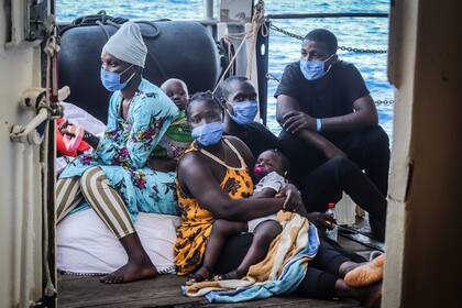 Actualmente hay 353 supervivientes a bordo del SeaWatch4, incluidas mujeres embarazadas y niños