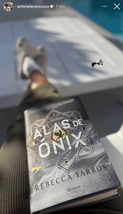 Actualmente, Roccuzzo está leyendo Alas de Onix, el último libro de Empíreo, la saga fantástica de Rebecca Yarros (Foto: Instagram @antonelarocccuzzo)
