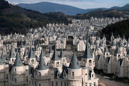 Actualmente se trata de 500 castillos apilados uno al lado del otro, sin terminar y con materiales de baja calidad