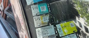 Este es el truco para eliminar los stickers de la VTV vencidos de tu auto
