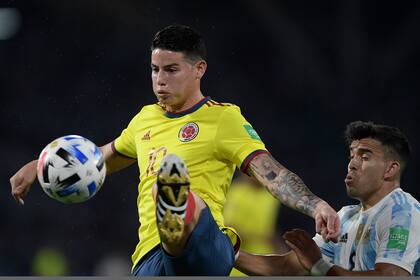 Acuña, autor del centro en el gol de Lautaro Martínez, presiona a James Rodríguez