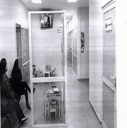 Acuña estuvo detenida en la oficina de picaporte blanco, delante de la sala donde esperan mujeres para ser atendidas por denuncias de violencia machista