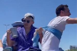 Acuña sostiene a Scaloni durante los festejos masivos de la selección tras lograr la Copa del Mundo en Qatar