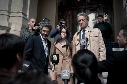 Juzgada. Dolores (Lali Espósito) baja la escalinata de los tribunales de Talcahuano flanqueada por su padre (Leonardo Sbaraglia) y su abogado (Daniel Fanego), en una secuencia de Acusada.