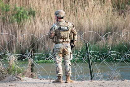 Acusan a migrantes de allanamiento militar, en una estrategia sin precedentes