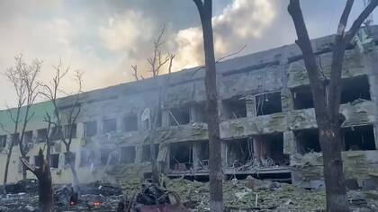 Acusan a Rusia de bombardear un hospital materno-infantil en Mariupol