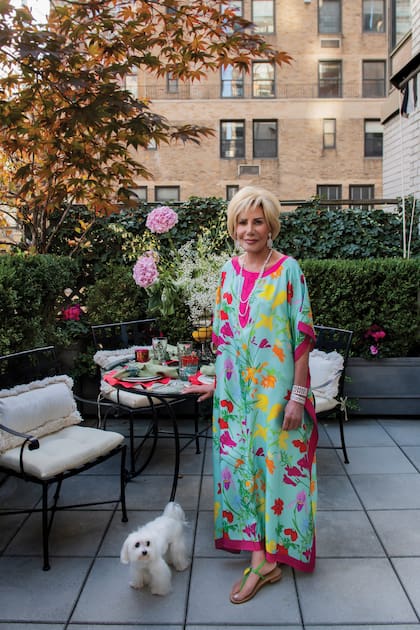 Ada con un caftán de seda de Capri, en la terraza que rodea el departamento y junto a Fiona, su maltesa toy de 14 años que la acompaña por el mundo