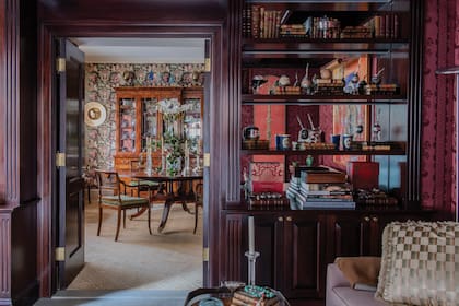 Ada es una anfitriona siempre lista para recibir amigos en su comedor que se comunica mediante una repisa –en la que exhibe su colección de mates de plata antigua– con un tradicional escritorio con boiserie.