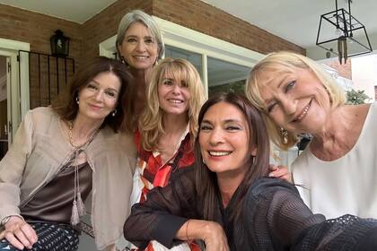 Ada Mazo, Tere, Karina Rabolini, Mariana Arias y Teresa Frías en un "momento selfie".