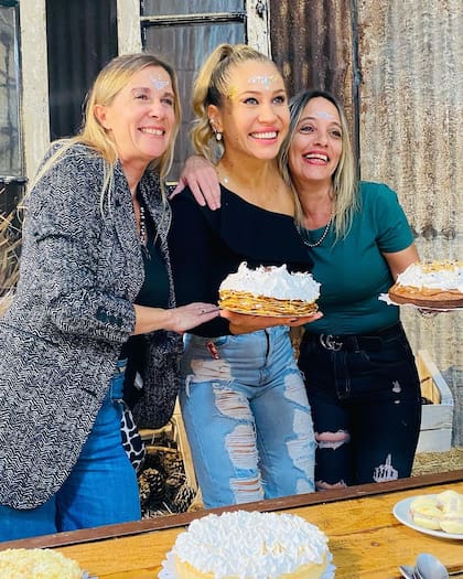 Adabel Guerrero junto a Claudia Escobar (a su izquierda)