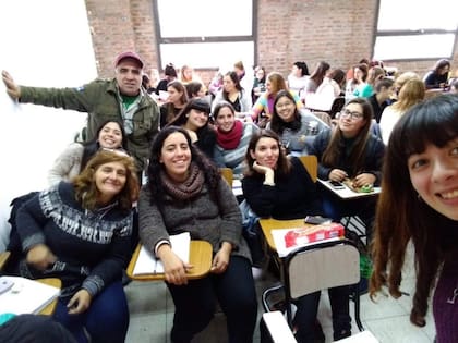 Adalberto Cardozo, junto a sus compañeros de cursada (Gentileza UNSAM)