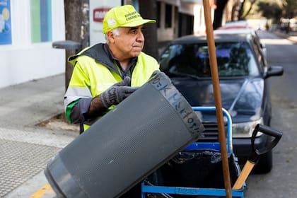 Adalberto, durante su jornada laborar en el barrio porteño de Las Cañitas