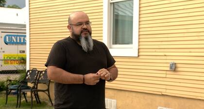 Adam Alvarado encontró la moneda enterrada en su jardín en San Antonio