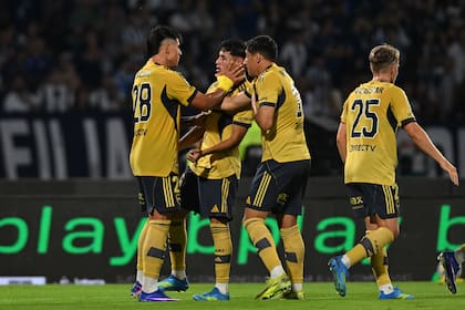Adam Bareiro celebra su gol con Aranda y Bareiro; Boca se llevó tres puntos importantes de Córdoba (Photo by Hernan Cortez/Getty Images)
