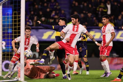 Adam Bareiro intenta empujar la pelota en una de las tantas chances de Boca; el paraguayo salió con molestias y le realizarán estudios.