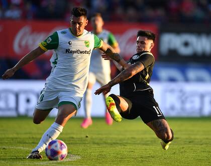 Adam Bareiro persigue a Nazareno Colombo, una de las figuras de la cancha en la igualdad entre San Lorenzo y Defensa y Justicia
