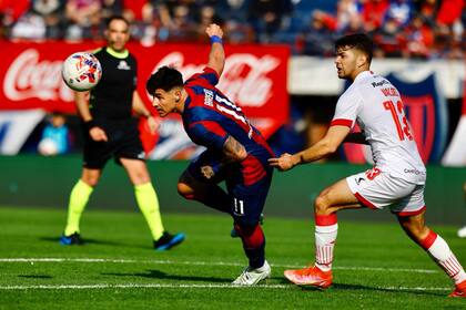 Adam Bareiro renovó con San Lorenzo; aquí, en un partido vs. Estudiantes. 07/08/22
