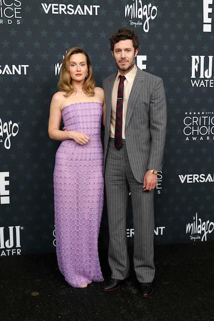 Adam Brody, nominado a mejor actor en serie de comedia por Nadie quiere esto, se animó a combinar un traje gris a rayas con una corbata azul y roja y una camisa color maíz. De su brazo, la también actriz Leighton Meester optó por el lila en un vestido strapless de Carolina Herrera