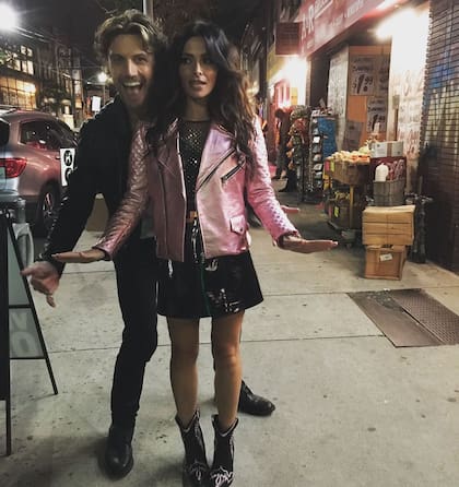 Adam Demos y Sarah Shahi se conocieron en el set y se enamoraron