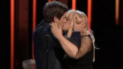 Adam DeVine y Rebel Wilson recrearon su beso de Más notas perfectas