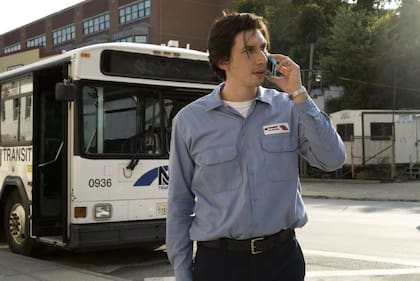 Adam Driver en el papel de Paterson, un conductor de colectivo y poeta