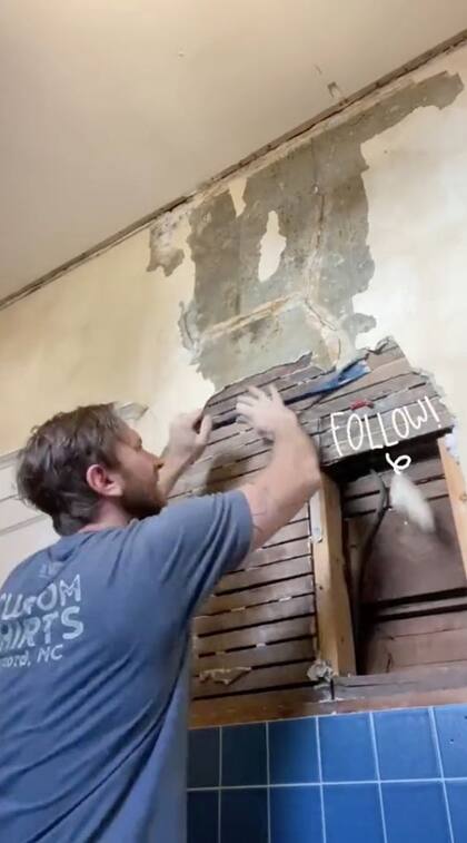 Adam durante los trabajos de renovación de la casa de sus sueños