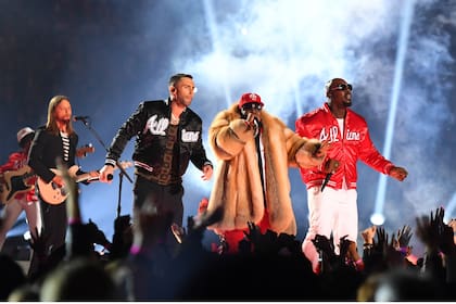 Adam Levine, cantante de Maroon 5, junto con Big Boi durante el show del entretiempo del Super Bowl LIII