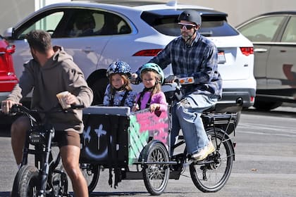 Adam Levine con sus dos hijas y un amigo cerca de su casa en Montecito, California