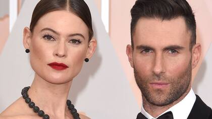 Adam Levine y su mujer, Behati Prinsloo, en una alfombra roja