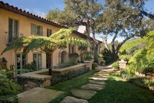 Adam Levine y su mujer, la modelo de Victoria’s Secret Behati Prinsloo, compraron una casa en Montecito a principios del año pasado por 22,7 millones de dólares; la casa cuenta con más de 21 hectáreas