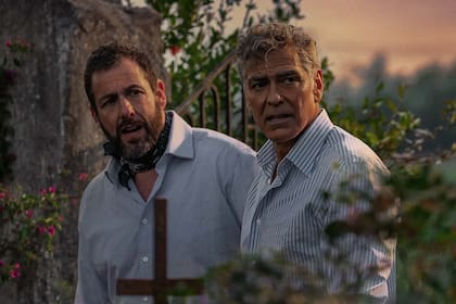 Adam Sandler como Ron Sukenick y George Clooney como Jay Kelly en la próxima producción de Netflix