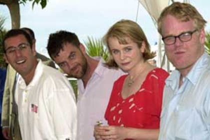 Adam Sandler, Paul Thomas Anderson, Emily Watson y Philip Seymour Hoffman presentando Embriagado de amor